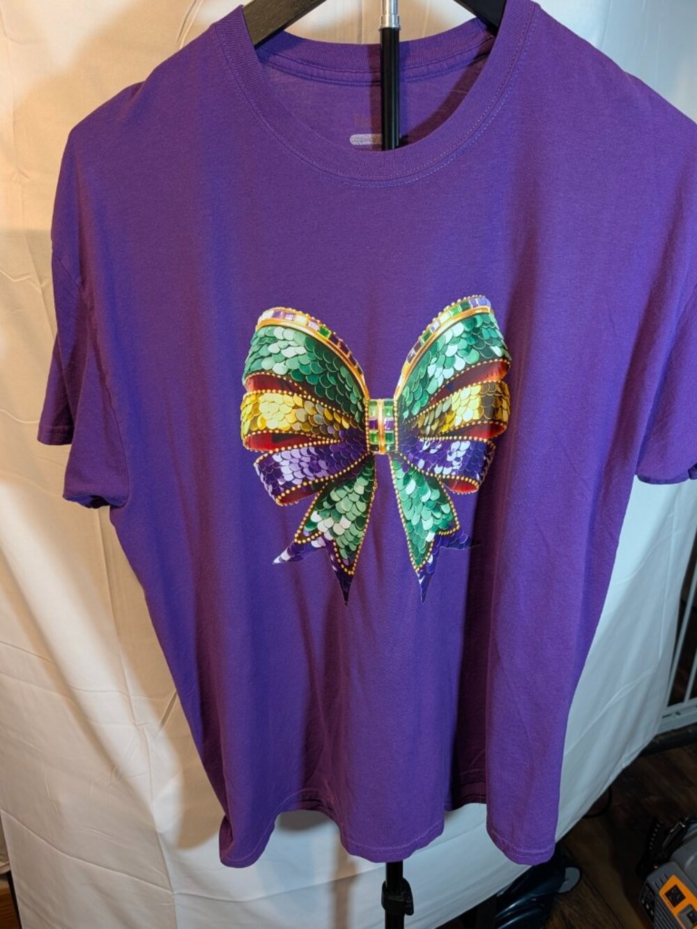 Mardi Gras Purple T Shirt Graphic Sequin Bow New Orleans Sz L Unisex